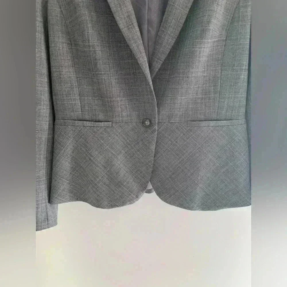 Woman’s Banana Republic Grey Plaid Wool Blend Plus Long Sleeve Business Blazer